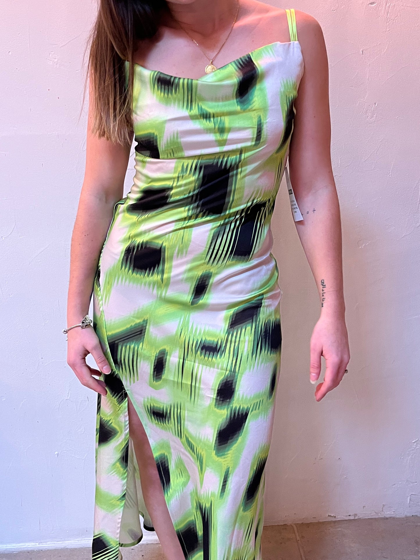 Robe longue blanche sans manches – Fente latérale & motifs verts