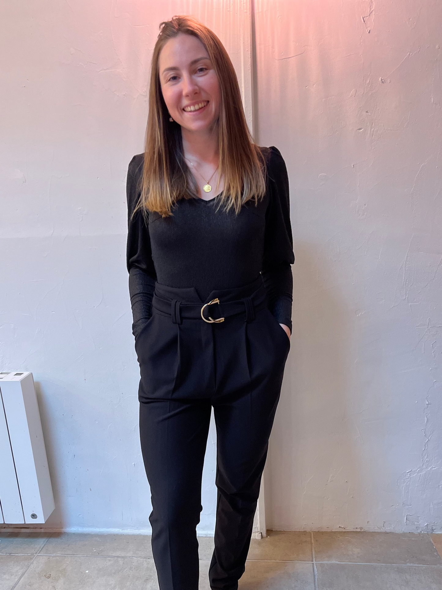 Pantalon tailleur noir avec ceinture dorée – Coupe élégante