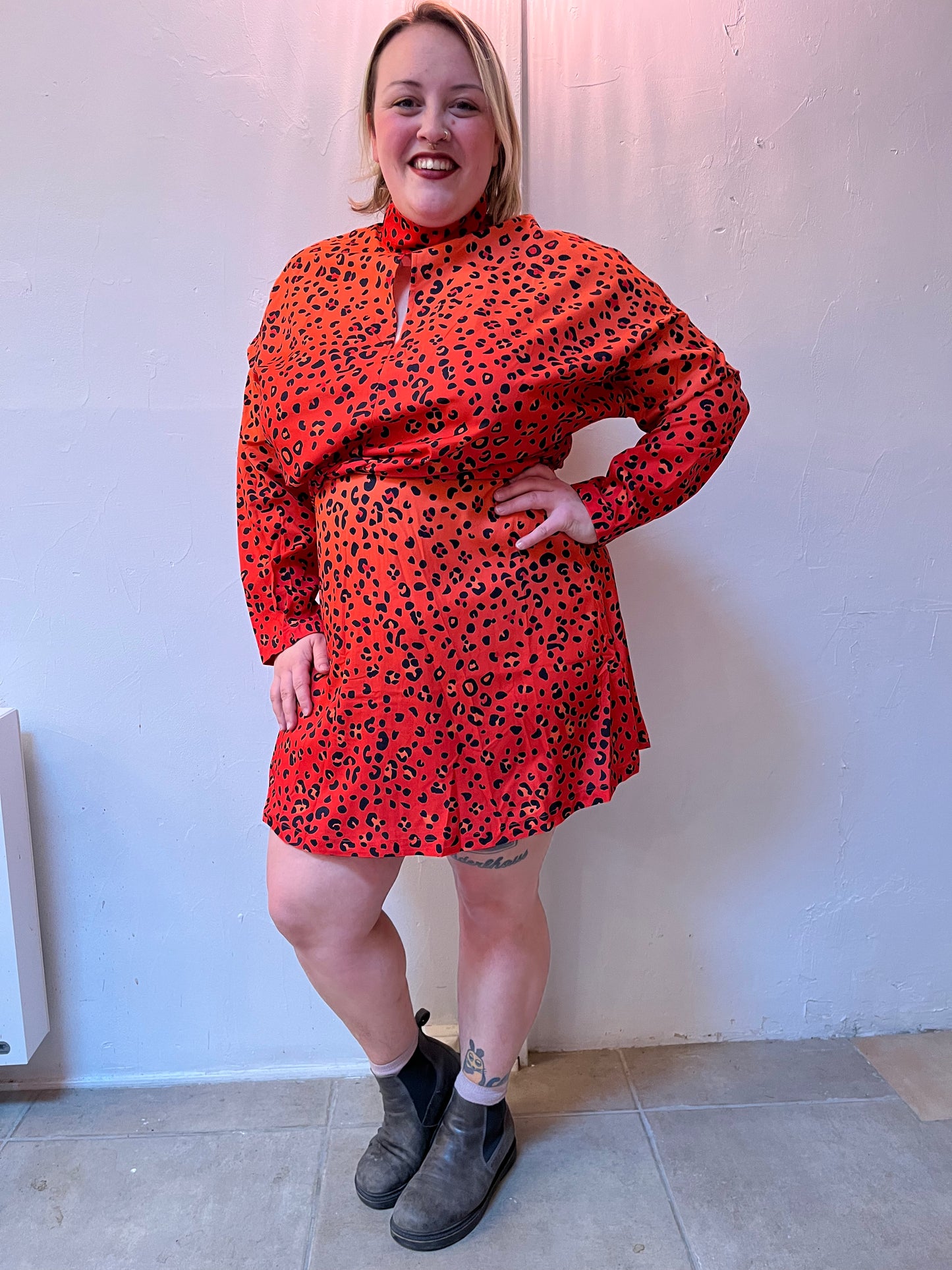 Robe orange à motifs léopard – Col montant