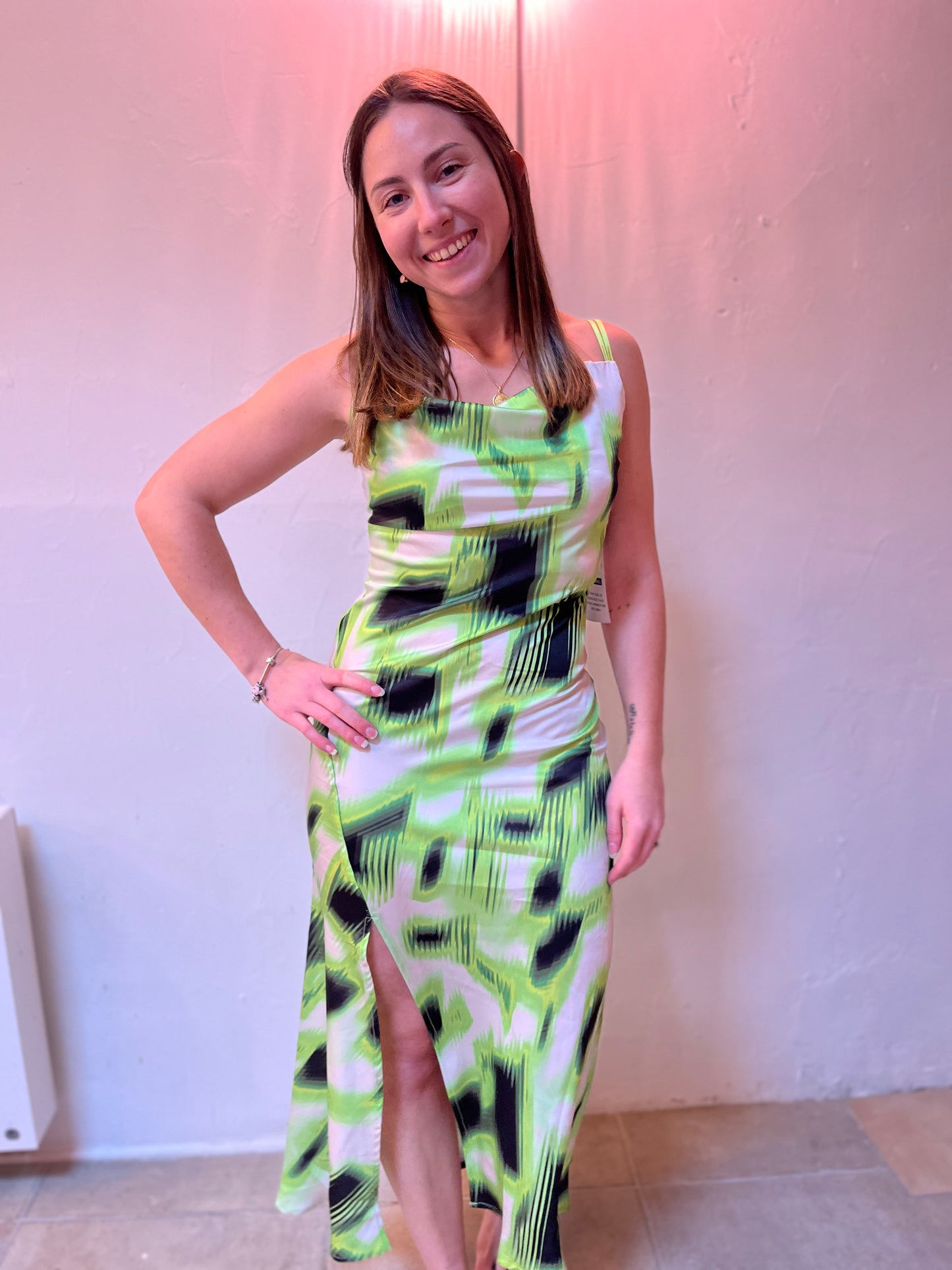 Robe longue blanche sans manches – Fente latérale & motifs verts