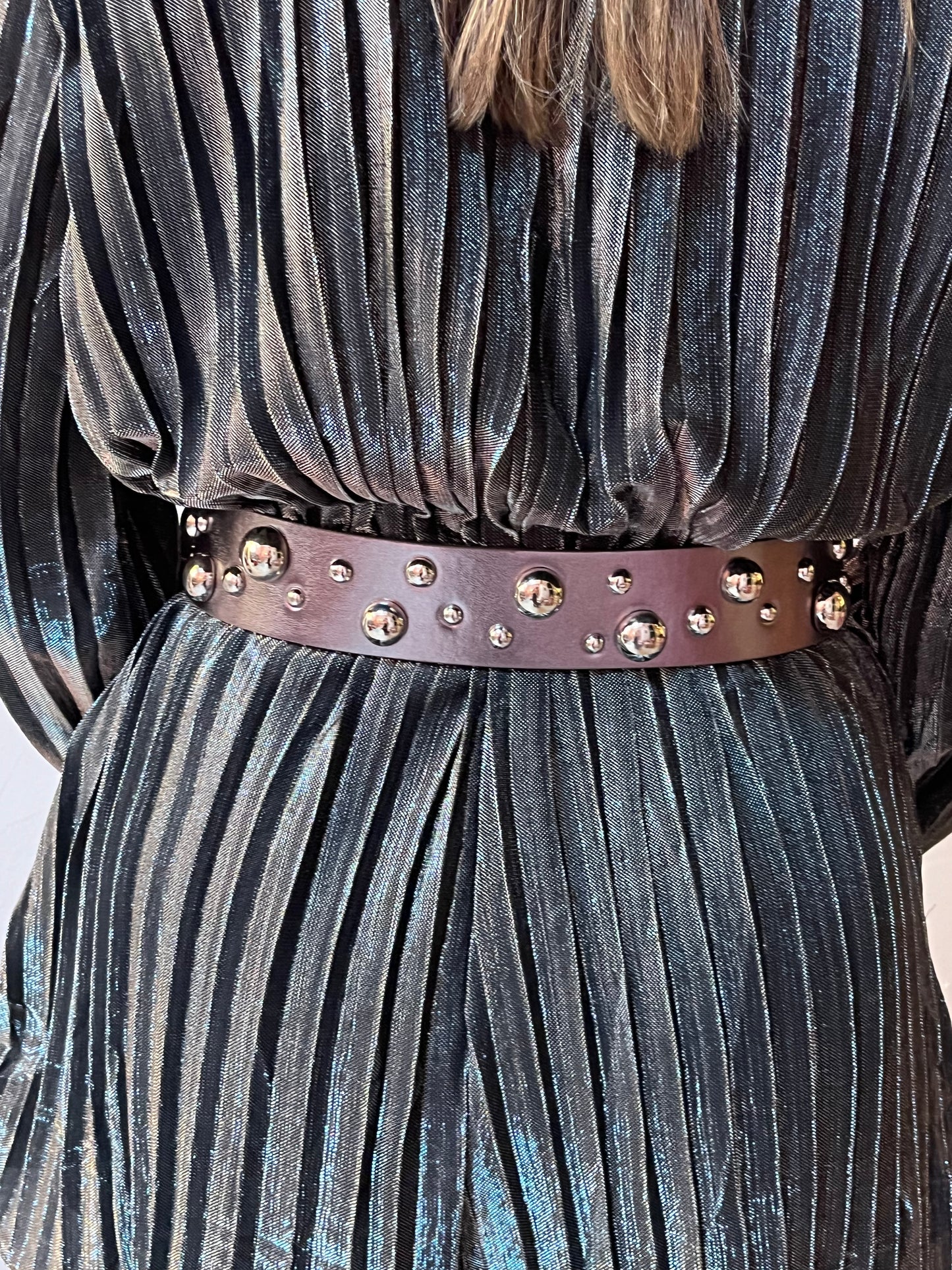 Ceinture marron à clous dorés – Détails bulles élégants