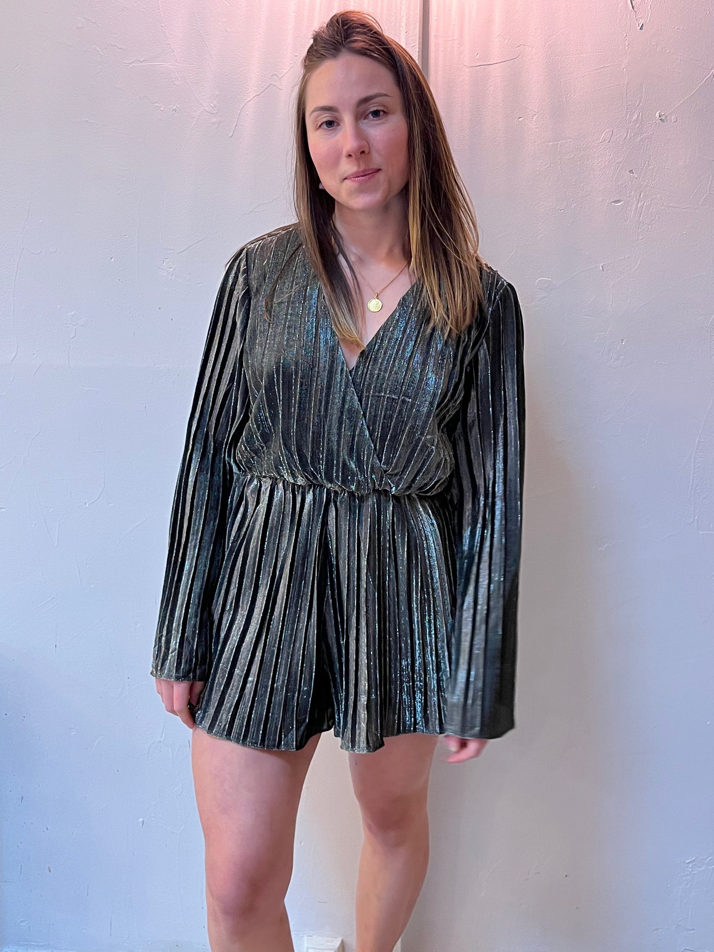 Combinaison short grise métallisée – Haut cache-cœur fluide