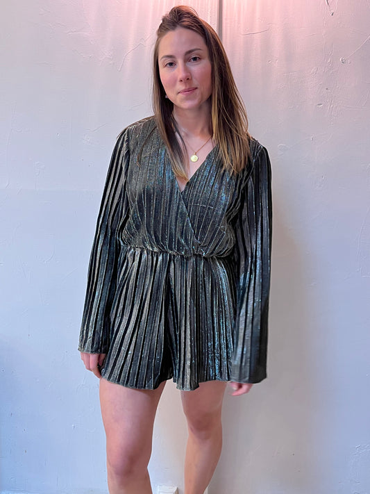 Combinaison short grise métallisée – Haut cache-cœur fluide