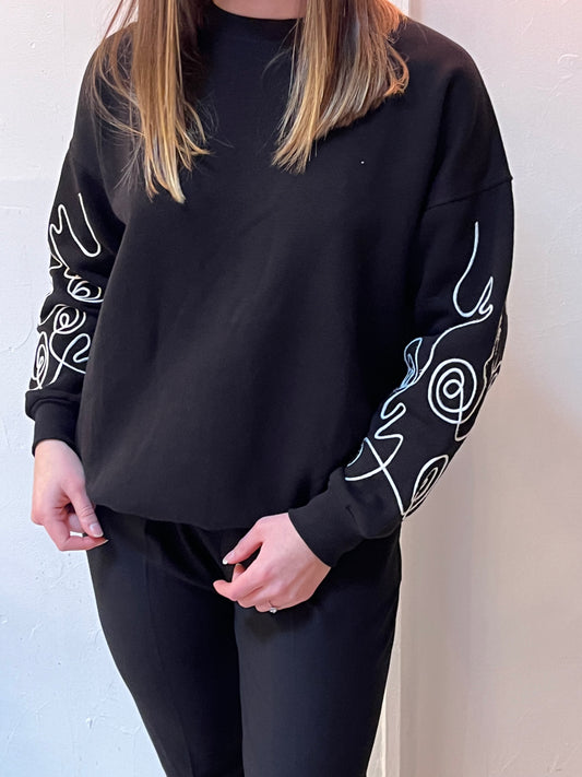 Pull noir manches décorées – Détails ficelles blanches