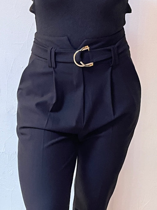 Pantalon tailleur noir avec ceinture dorée – Coupe élégante