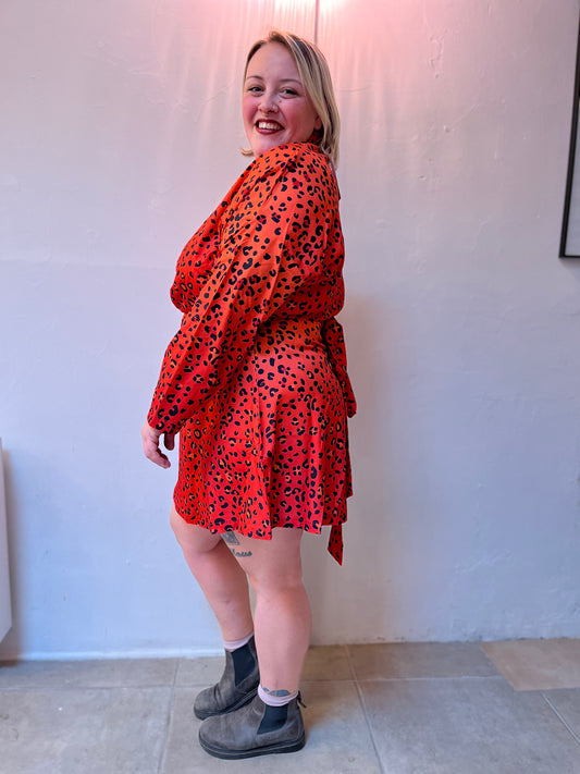 Robe orange à motifs léopard – Col montant