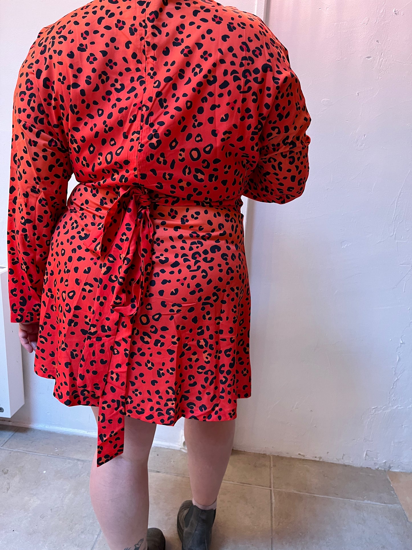 Robe orange à motifs léopard – Col montant