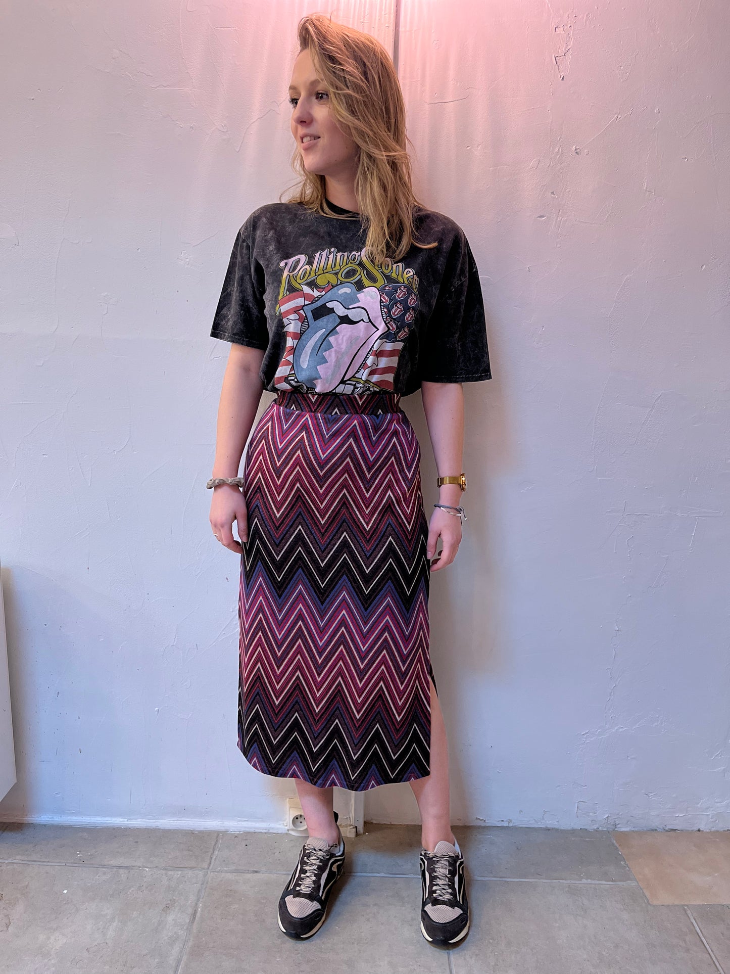 Jupe longue noire – Imprimé zigzag rose & violet