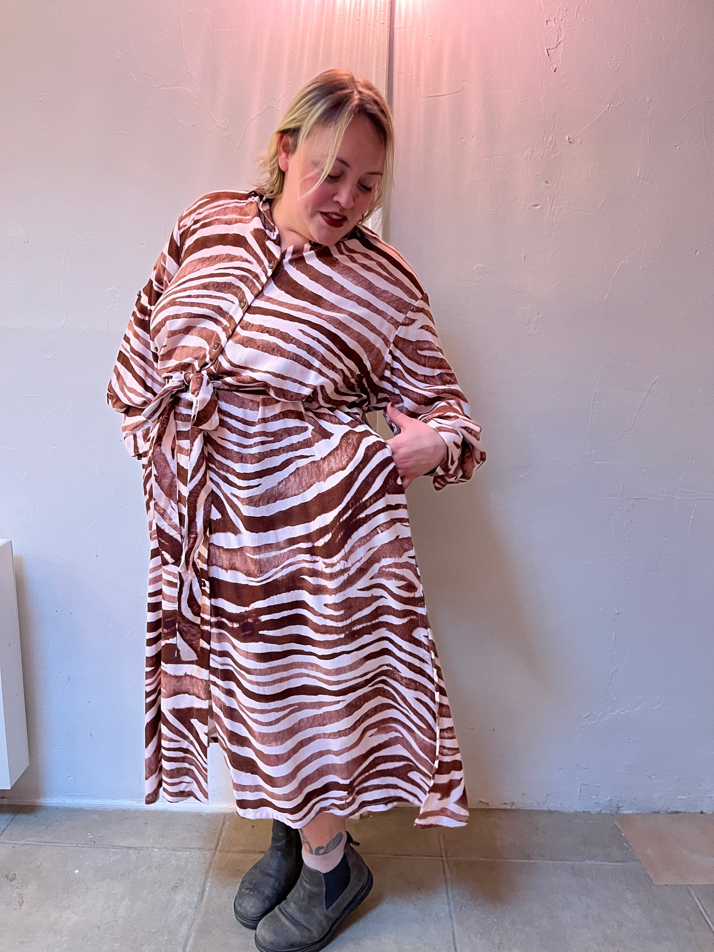 Robe longue blanche – Imprimé zèbre marron & rose, nouée à la taille