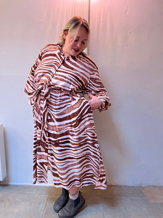 Robe longue blanche – Imprimé zèbre marron & rose, nouée à la taille