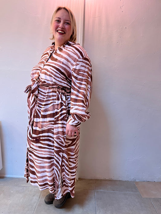 Robe longue blanche – Imprimé zèbre marron & rose, nouée à la taille