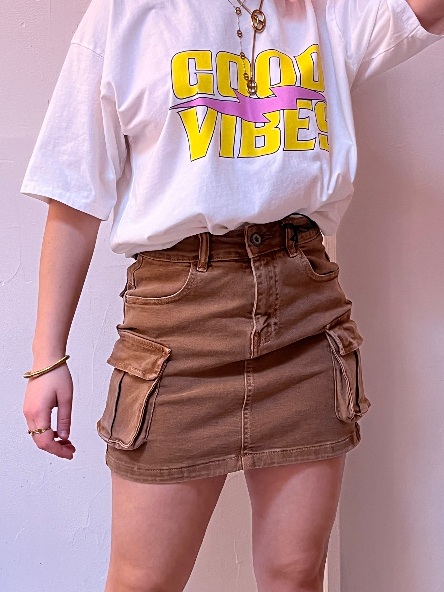 T-shirt blanc “Good Vibes” – Lettrage jaune & éclair rose